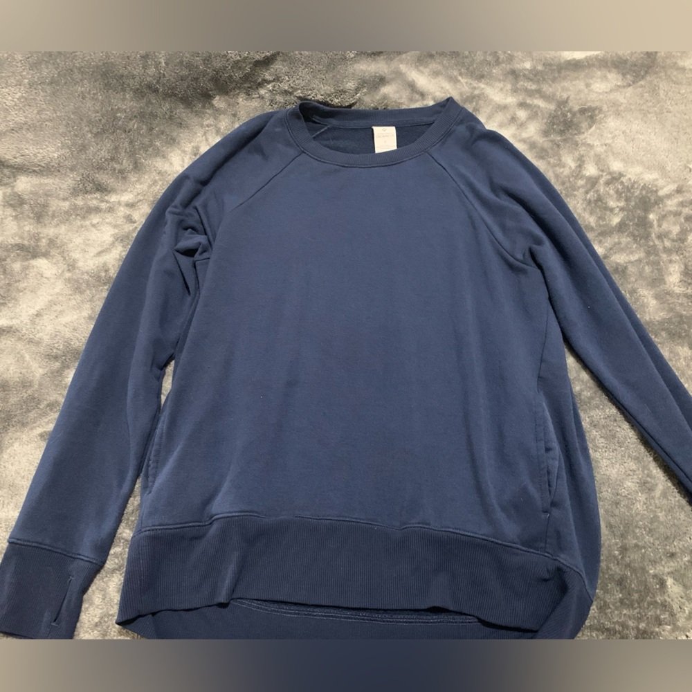 Navy blue long sleeve crew neck with pockets and finger holes in the size small